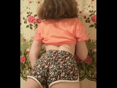 ❤️ Dhallaan yar oo sexy ah oo iska siibaysa surwaalka gaaban ee kamarada ️ Galmo ❌